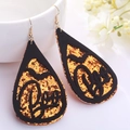 Pendientes de Halloween con purpurina naranja y diseño negro Boo con murciélagos - Letras Artísticas BOO
