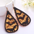 Detalle de pendientes de Halloween con lentejuelas naranjas y diseño de murciélago negro - Murciélago hueco