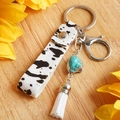 Llavero de cuero con estampado de vaca, piedra turquesa y borla blanca en madera - Estampado de Vaca (Galvanoplastia de Plata 3)