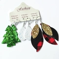 Dettaglio di orecchini natalizi in ecopelle con paillettes e motivi a foglia scozzese - Stile Albero Glitter Verde e Glitter Bianco e Foglia Multistrato