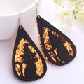 Detalle de pendientes de gota para Halloween con purpurina naranja y diseño de gato negro - Cat with Wizard Hat