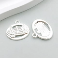 Détail macro d'un pendentif note de musique en alliage argenté pour bijoux DIY - Style Note de Musique (20910) / 1 Pièce (17x19mm) / Argent Brillant