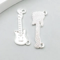 Détails de pendentifs guitare électrique argentés avec dos texturé et doubles anneaux - Style Guitare (20908) / 1 Pièce (26x11mm) / Argent Brillant