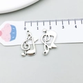 Vista de colgantes de notas musicales en plata antigua con regla para medir tamaño - Símbolo Musical (8450) / 1 Pieza/Paquete (17x21mm) / Plata antigua