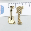 Detailansicht eines goldenen Gitarren-Anhängers mit der Gitterstruktur auf Rückseite - Antikgold Gitarren-Charm (20876)