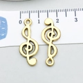 Detail von Vintage-Gold-Notenschlüssel-Anhängern mit Maßband zeigt die 2,8cm Größe - Antikgold Musikzeichen (11119)