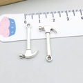 Vue détaillée de deux pendentifs marteau en alliage argenté antique avec une règle - Style Marteau Argent Antique