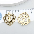 Detail von Vintage-Gold Herz-Kreuz-Anhängern mit 25-mm-Maßstab auf neutralem Hintergrund - Hohles Herz Kreuz Antikgold 21x20mm (20366)