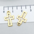 Detail von hohlen Goldkreuz-Anhängern für DIY-Schmuck mit Lineal zur Größenmessung - Antikgold Kreuz 11x17mm (17607)