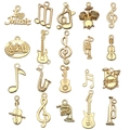 Set de 20 colgantes dorados de instrumentos musicales con guitarra y notas para joyería DIY - Serie de Música Mixta (SN896)