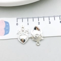 Dettaglio di ciondolo a cuore in argento con rilievo floreale, altezza circa 20 mm per gioielli - Stile Cuore (19956)