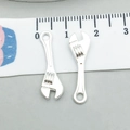 Ciondolo a forma di chiave in lega d'argento per gioielli fai da te, lungo 2,3cm - 1 pezzo Chiave Inglese Argento Brillante 24*7mm (0.8g) (20403)