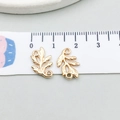 Pendentif en alliage de branche et feuille dorées avec deux boucles montré avec règle - Feuille (19911) / 10*14mm