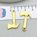 Colgantes de hacha dorados para joyería DIY con superficie metálica pulida y aro superior - Hacha de Oro Antiguo (20386)