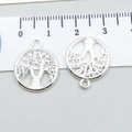 Zwei 22mm silberfarbene Lebensbaum-Anhänger mit Lineal zur Größenbestimmung - Hell Silber Runder Baum Des Lebens (19891)