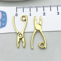 Colgante de aleación con forma de alicate dorado para joyería DIY, dije de herramienta 25mm - Pinzas de Oro Antiguo (20387)