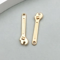 Zwei glänzende KC-Gold-Anhänger in Schraubenschlüsselform für DIY-Schmuck - 1 Stück KC Gold Schraubenschlüssel Form (20423)