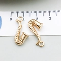 Pendentif saxophone doré avec détails instrumentaux et échelle de hauteur de 2,3 cm - Saxophone (20929) / 1 pièce (16x24mm) / Or KC