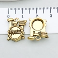 Antikgold-Legierung Trommelanhänger für DIY-Schmuck mit Musiknoten-Gravur - Antikgold Jazz-Schlagzeug (20881)