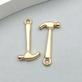 Zwei KC Gold Hammer Anhänger mit polierter Oberfläche und Ösen für DIY-Schmuckherstellung - 1 Stück KC Gold Hammer Form (20425)
