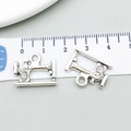 Zilveren naaimachine hanger van legering voor DIY sieraden met afmetingen op liniaal - Antiek Zilveren Naaimachine Stijl (8937)