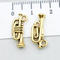 Goldener Musikinstrumenten-Anhänger für DIY-Schmuck mit Lineal zur 2,2 cm Größenangabe - Antikgold Signalhorn-Charm (20884)
