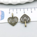 Macro di ciondoli a cuore e picche in bronzo vintage con scala di misura 2 cm - Ciondolo Cuore Traforato (4193)