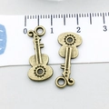 Ciondoli a forma di chitarra e chiave in bronzo antico misurati con un righello - Forma Chitarra (20901)