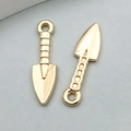 Zwei KC goldplattierte Garten-Schaufel Anhänger aus Legierung für DIY-Schmuck - 1 Stück KC Gold Schaufel Form (20432)