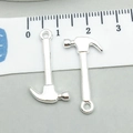 Ciondolo martello da carpentiere in lega argento con scala per gioielli fai-da-te - 1 pezzo Martello Argento Brillante 25*13mm (1.2g) (20416)