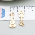 Pendentif guitare doré pour bijoux DIY, taille 2,2cm x 1,0cm avec finition en alliage - Guitare (20938) / 1 Pièce (9x21mm) / Or KC