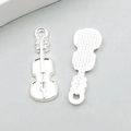 Pendentif violon en alliage argenté pour bijoux DIY avec détails réalistes de cordes - Guitare (20925) / 1 Pièce (8x20mm) / Argent Brillant