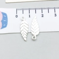 Silberne Baumblatt-Anhänger für DIY-Schmuck mit Blattadern, Größe ca. 2cm - Hell Silber Blatt (19903)