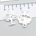 Silberne hohle Lebensbaum-Anhänger aus Legierung für DIY-Schmuck 2cm Größe - Hell Silber Baum Des Lebens (19906)