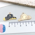 Détail d'un pendentif chapeau de cowboy émaillé avec étoile jaune et dos texturé pour bijoux - 1 Pièce Chapeau de Cowboy Émail Noir 15*25mm (21137)
