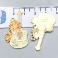 Détails macro d'un pendentif guitare en émail tournesol avec dos texturé doré - Violoncelle Jaune Pâle à Goutte d'Huile (21168)