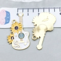 Détail macro de breloques violoncelle en émail avec tournesols et règle de mesure - Violoncelle Blanc à Goutte d'Huile (21167)