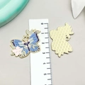 Detailansicht Schmetterling-Anhänger mit blauem Emaille-Muster und rosa Blumen - Blauer Schmetterling (19317) / 24*35mm