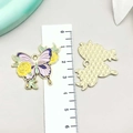 Detailansicht eines lila Schmetterlingsanhängers mit gelber Rose aus Emaille, 3,5 cm - Lila Schmetterling (19318) / 27*32mm