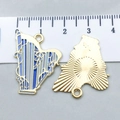 Goldener Harfen-Anhänger mit blauer Emaille und Messskala zur Größenreferenz - Blau Tropföl Harfe (21164)
