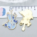 Blauer Cello-Legierungsanhänger mit Blumenmuster und Goldrand für DIY-Schmuck - Blau Tropföl Cello (21165)