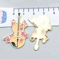 Pendentif violon émaillé avec motif cerisier et règle mesurant la taille de 3,5cm - Violoncelle Jaune à Goutte d'Huile (21166)