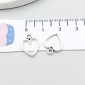 Ciondoli a forma di cuore cavo in lega d'argento da 1,5 cm con anellino per il montaggio - Cuore Traforato (13336)
