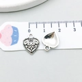 Ciondolo a cuore in argento antico con rilievo floreale e retro liscio per gioielli - Cuore con Volute (13337)