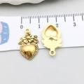 Anhänger Herz aus antikgoldenem Metall mit Blumenmuster und Größenreferenzskala - Antikgold Dekornherz (19992)