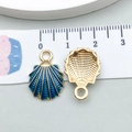 Gros plan d'un pendentif festonné bleu montrant les dimensions avec un ruban à mesurer - Style Coquille en Émail Bleu Foncé (8608)