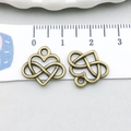 Ciondolo cuore infinito in lega bronzo antico misurato con righello per scala - Cuore Infinito (19941)