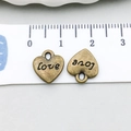 Ciondolo a cuore in lega di bronzo con incisione Love e asola per gioielli fai-da-te - Cuore Inciso (19944)