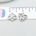 Ciondolo cuore infinito in argento antico per gioielli fai-da-te, larghezza 20mm su bianco - Stile Cuore Traforato (16165)