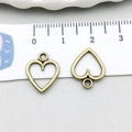 Ciondoli a cuore traforato in bronzo per gioielli fai-da-te mostrati con un righello - Cuore Traforato (19948)